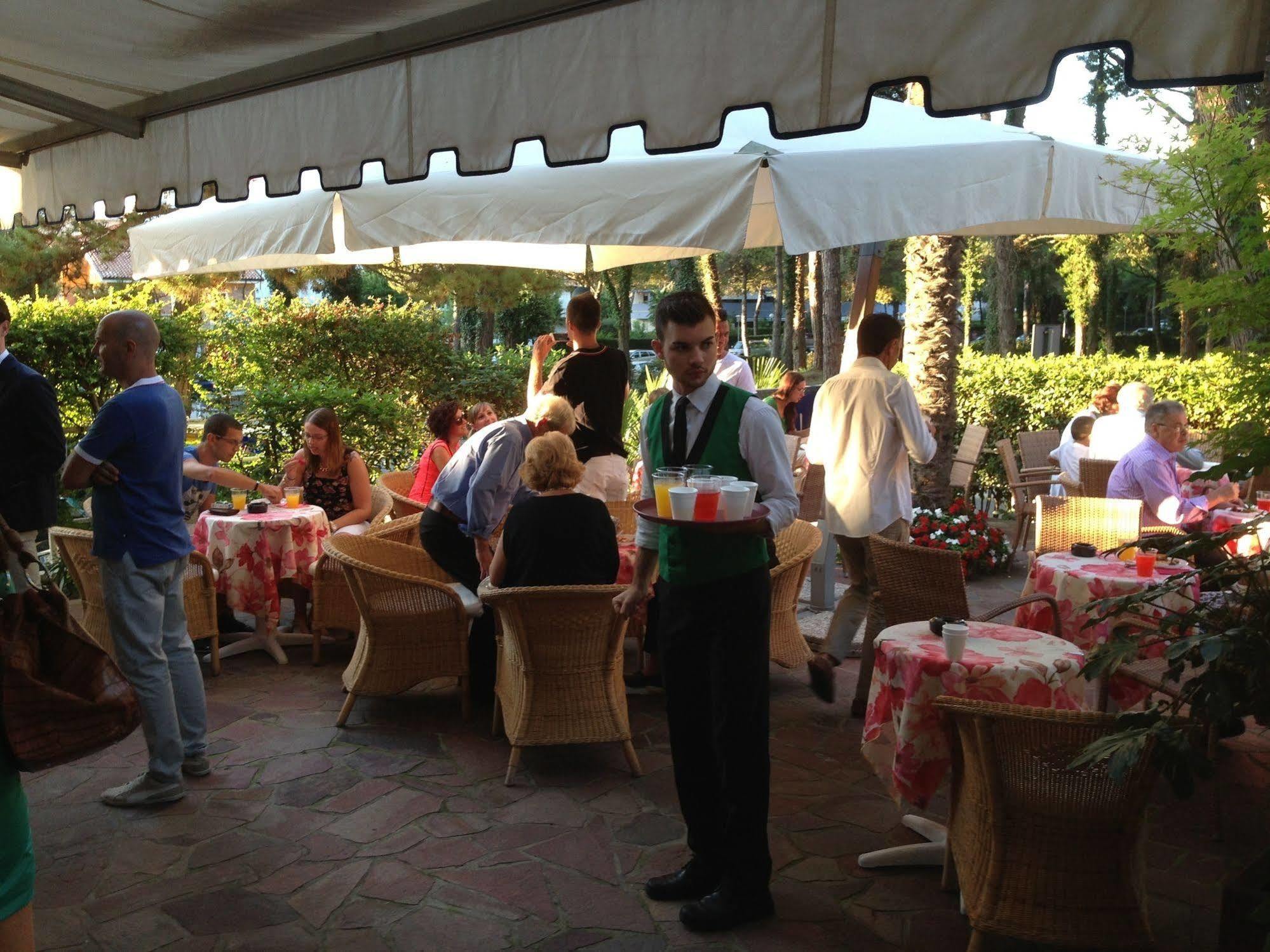 Hotel Eros Lignano Sabbiadoro Zewnętrze zdjęcie